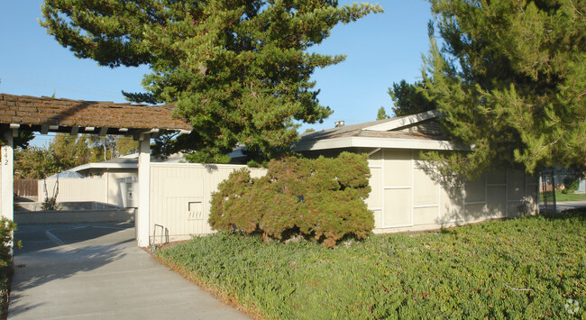 Primary Photo - 2442 Bowers Ave
