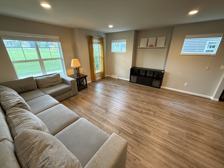 Building Photo - 1046 Wild Willow Way
