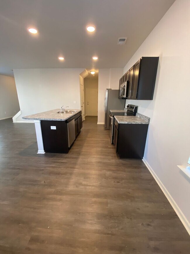 Building Photo - *Pre-leasing* Spacious Three Bedroom | Two and a Half Bath Home in Spring Hill