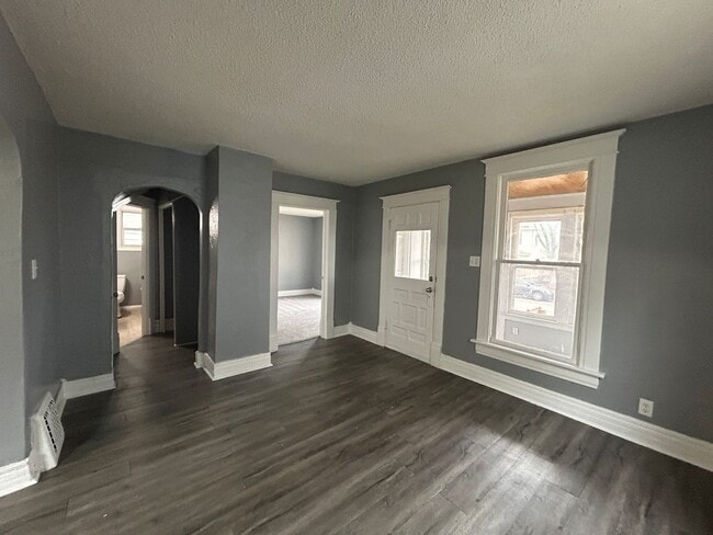 Building Photo - 3 Bedroom, 2 Bath house in East Moline