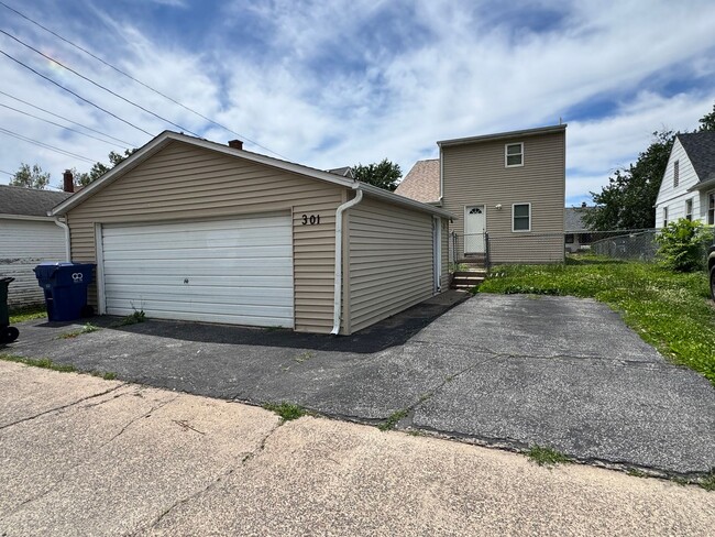Building Photo - 3 Bedroom house in Davenport