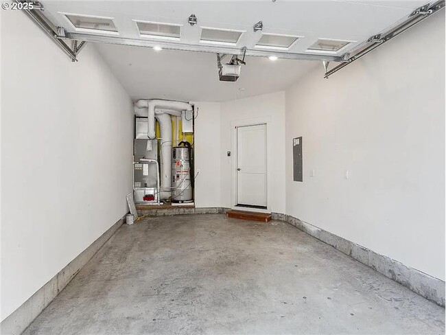 Building Photo - 2506 NE 53rd St