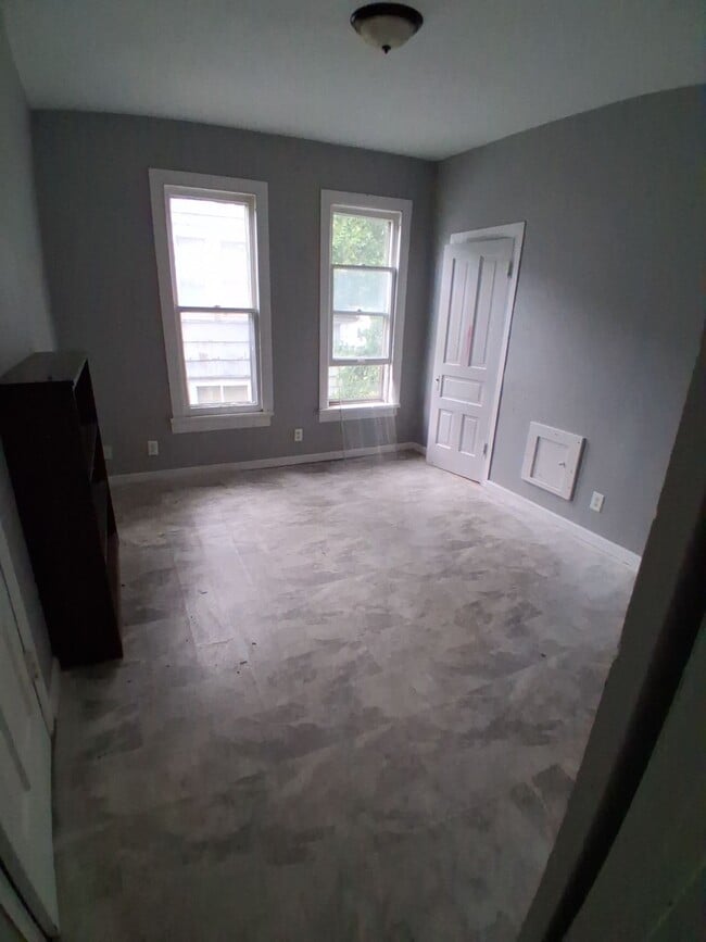 Building Photo - 512 Fairholm Ave