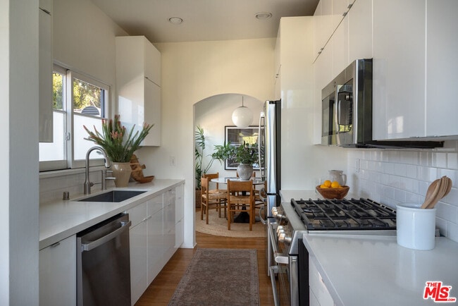 Building Photo - 4133 Holly Knoll Dr