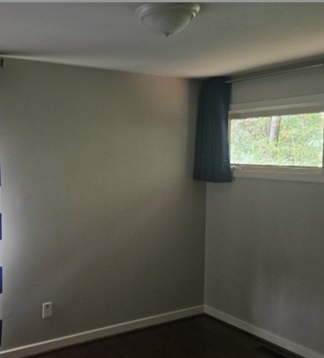 Building Photo - START BOOKING YOUR SHOWING!! MOVE IN READY...