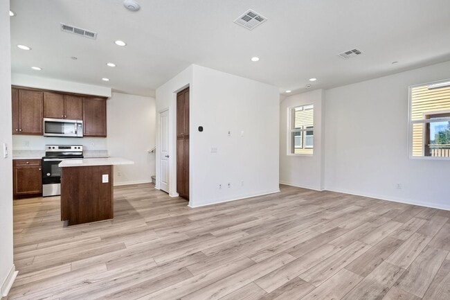 Building Photo - Available Now! 3 Story Townhome - New Construction!!