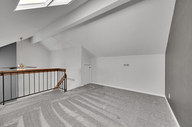 Building Photo - $2,195 - 1 Bed, 1 Bath Updated Lofted Cond...