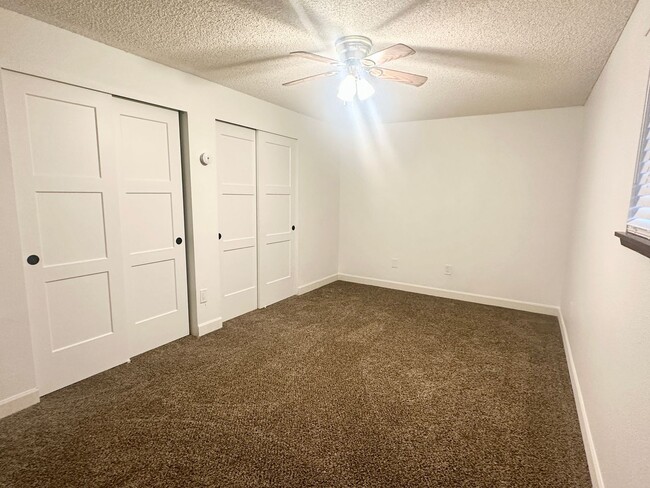 Building Photo - Spacious 4 bedroom 3 Bath Rental with Larg...