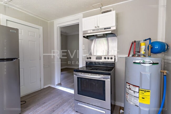 Building Photo - Renovated & Low-Maintenance 2-Bed Home