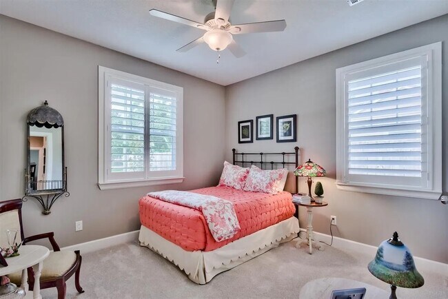 Building Photo - 1121 E Maxwell St