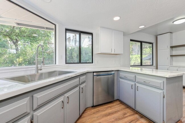 Building Photo - 23986 Oakmont Way
