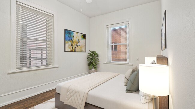 Building Photo - Darling 2 bedroom, 1 bath Capital Hill Condo