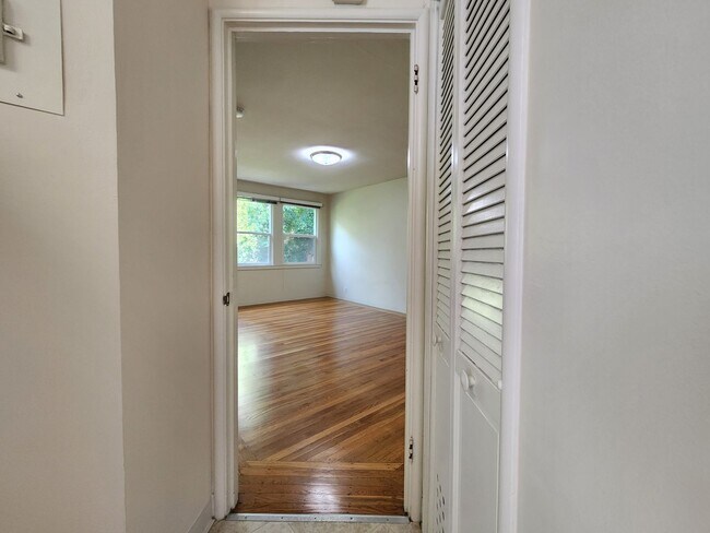 Building Photo - One bedroom downtown Palo Alto