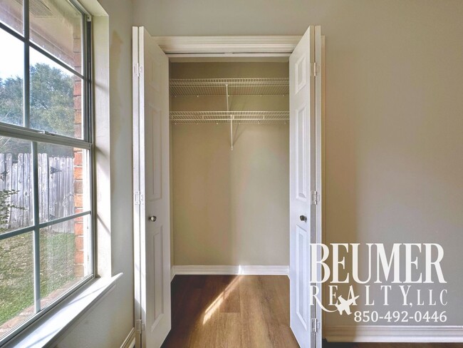 Building Photo - Spacious inside and out home for Rent