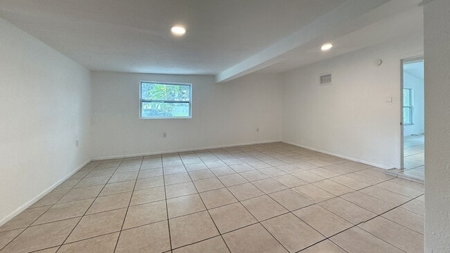 Building Photo - 1121 N Saturn Ave