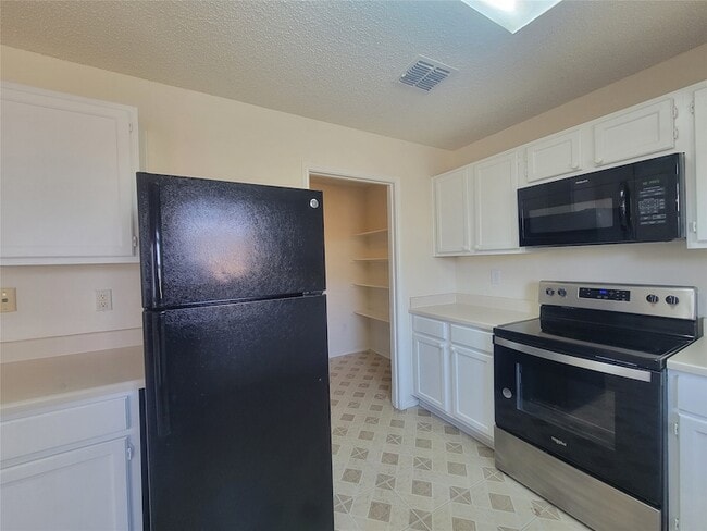 Building Photo - 2233 Maple Dr