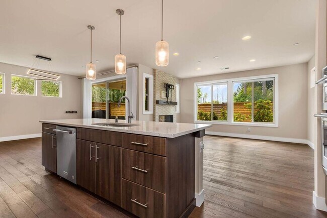 Building Photo - Beautiful Home in Kirkland with 2-Car Garage and Outdoor Patio!