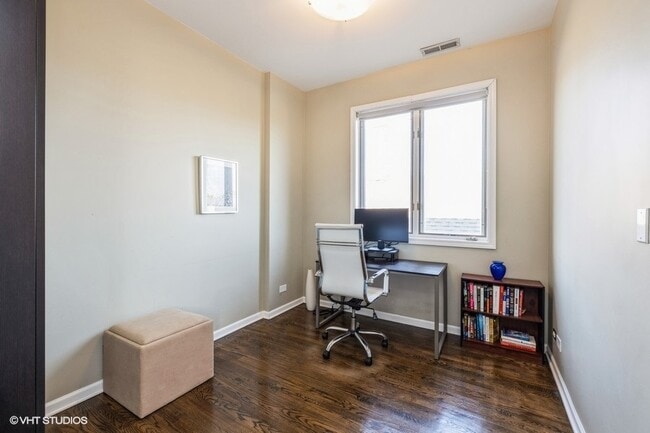 Building Photo - 907 N Hermitage Ave