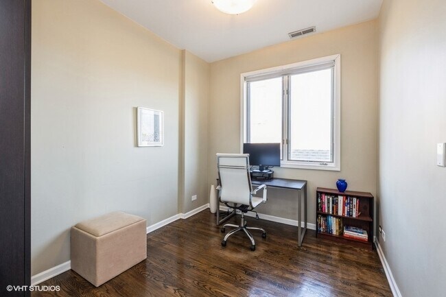 Building Photo - 927 N Hermitage Ave