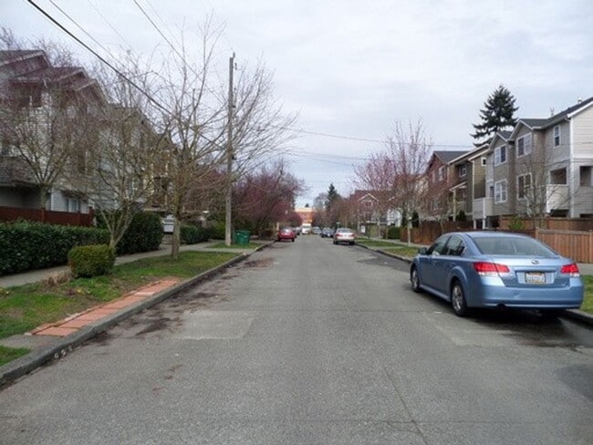 Building Photo - GREAT NEW PRICE! Stunning and Large 3-Bedroom Townhome with Garage FOR RENT in Green Lake!!