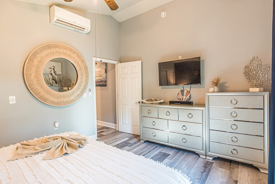 Building Photo - 2247 S Waterman Dr