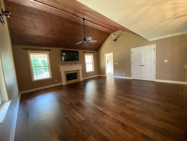Building Photo - Now Offering ONE-MONTH FREE as Move-in Cre...