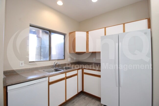 Building Photo - 440 S Val Vista Dr