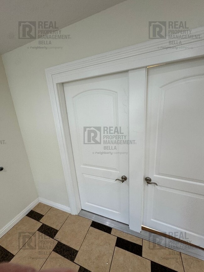 Building Photo - Spacious Single-Story 7-Bedroom Home with Open Layout & Abundant Natural Light