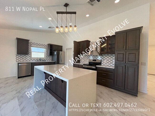 Building Photo - 811 W Nopal Pl