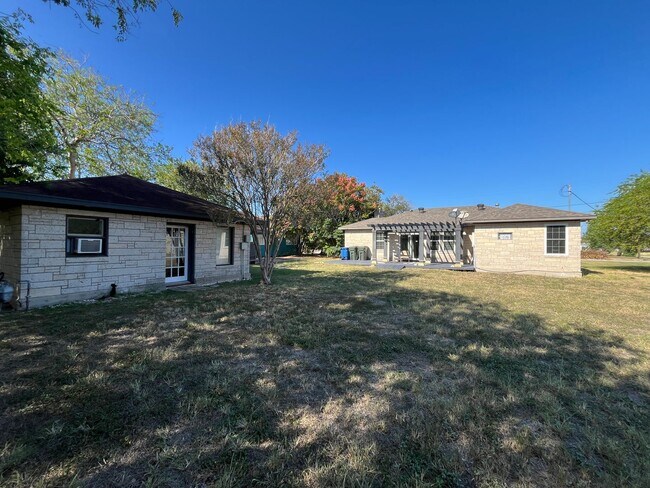 Building Photo - HOUSE AND BACK APARTMENT ON LARGE LOT!!