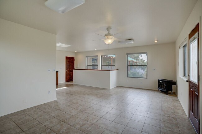 Building Photo - 2 Bedroom plus Office in Main House & Stud...
