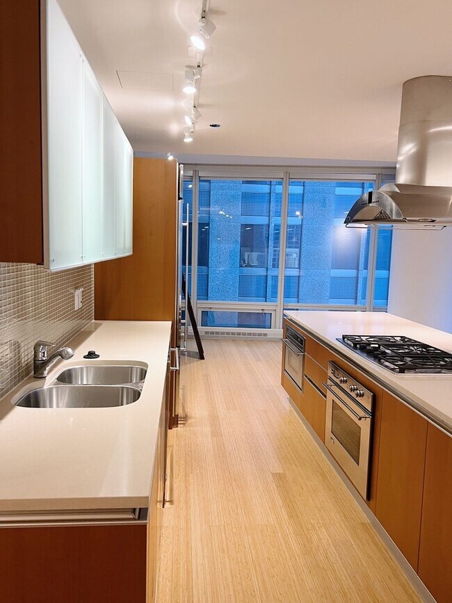 Building Photo - 1244 Square foot, luxury condo in Lakeshor...