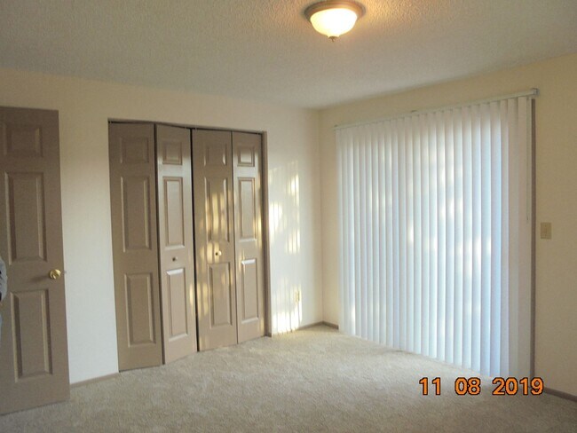 Building Photo - 129 NE Kingwood Dr