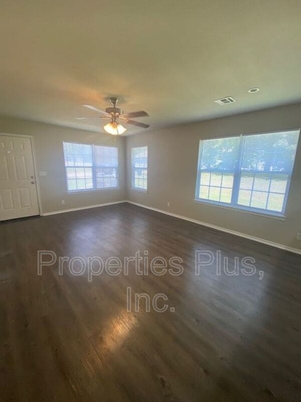 Building Photo - 982 Clearwater Cir