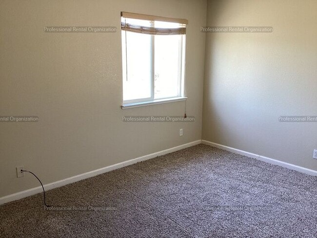 Building Photo - Large family home in desirable area