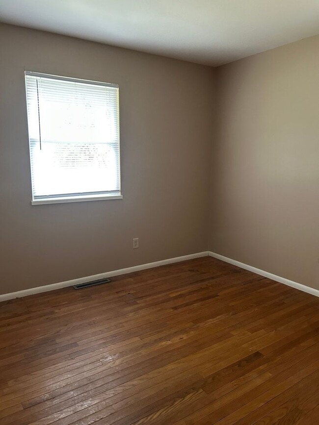 Building Photo - 3 Bedroom, 2 bath in the quiet Woodcliff Acres community