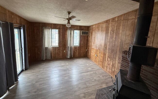 Building Photo - Home With Personality