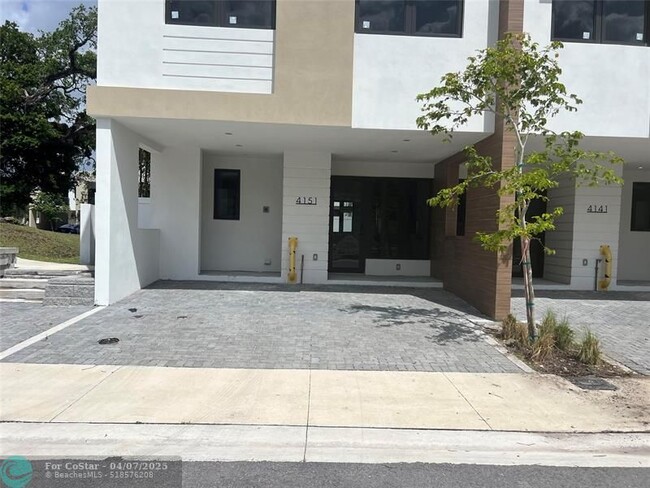Building Photo - 4151 S oaks Pl