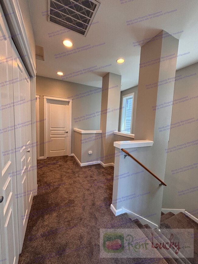 Building Photo - Bright and Spacious Fircrest Townhome in U...