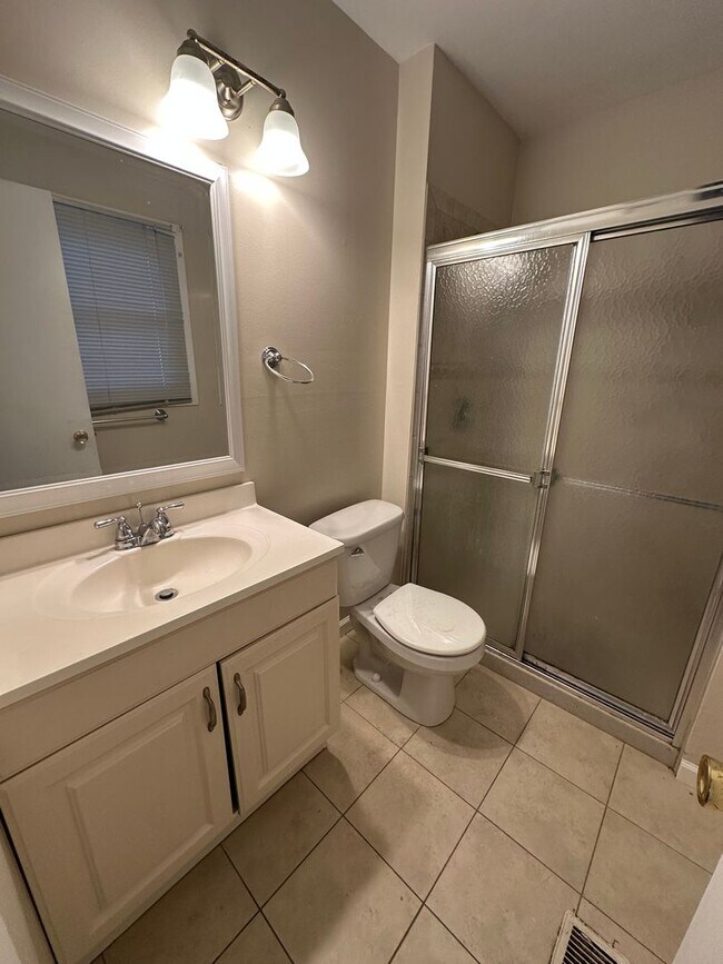 Building Photo - 3 Bedroom 2 Bathroom