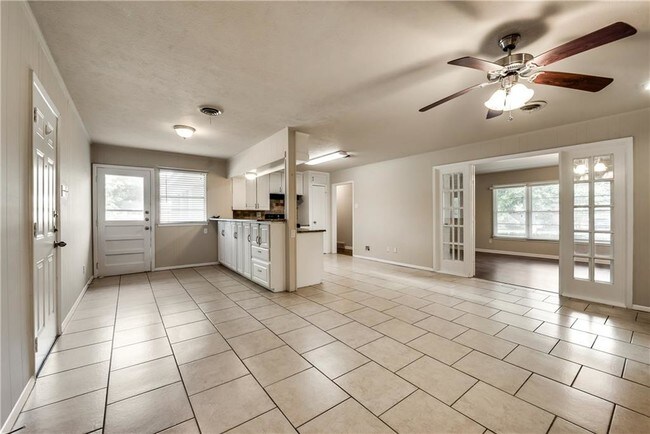 Building Photo - 1601 Larkspur Dr