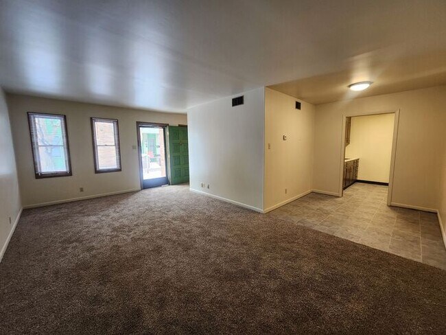 Building Photo - 1 Bedroom Court Yard Level Apartment