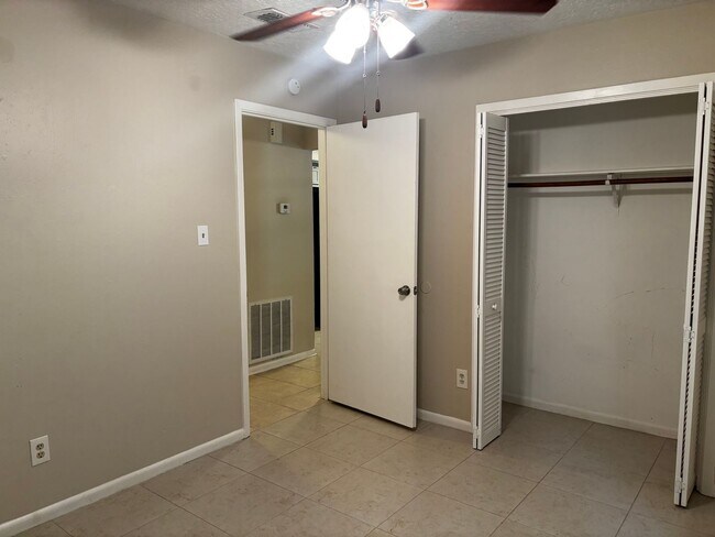 Building Photo - 2 bedroom 2 bath