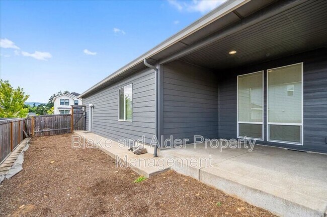 Building Photo - 496 NW Cascade Mountain Dr