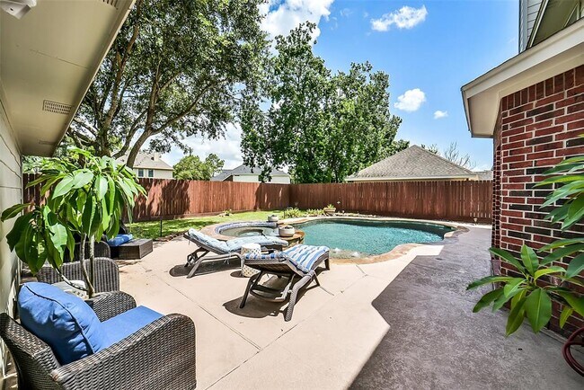 Building Photo - 3711 Pinehurst Dr