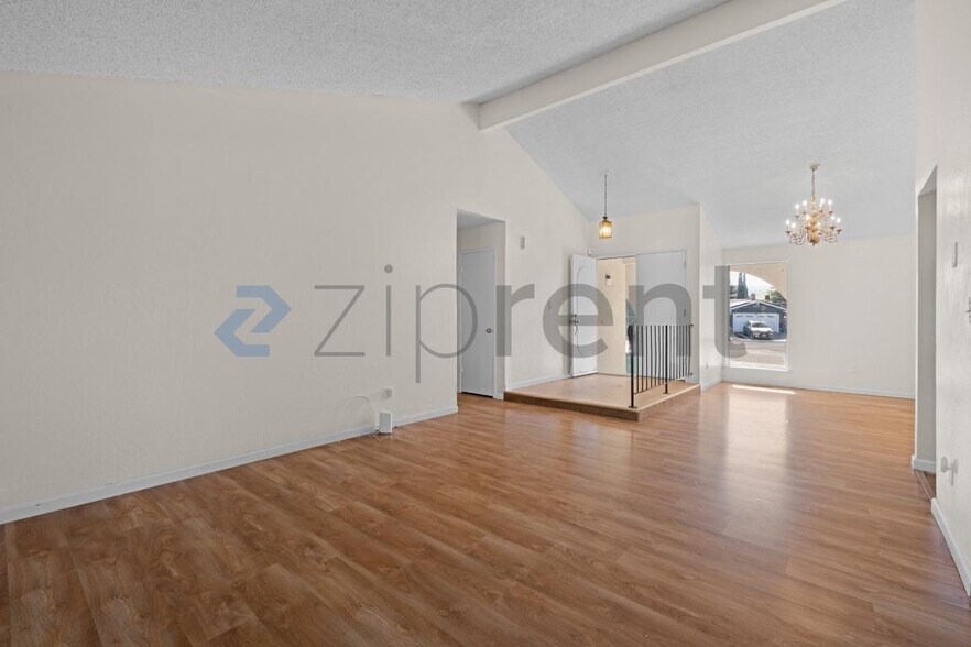 Building Photo - Unit