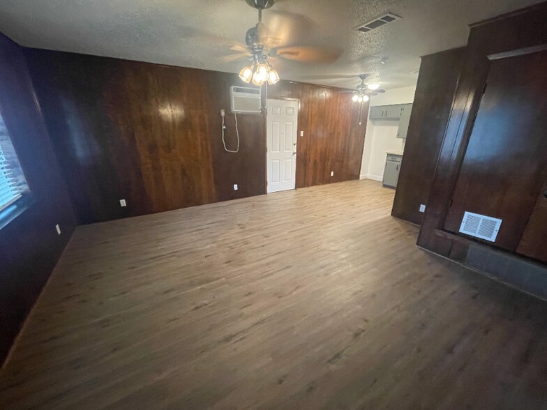 Building Photo - 1610 Dellis St