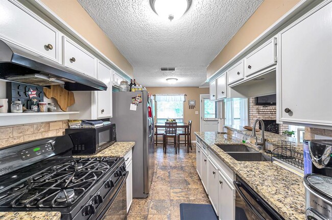 Building Photo - 722 Pickford Dr