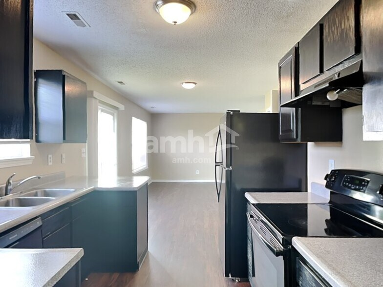 Building Photo - 7650 Scatter Woods Ln