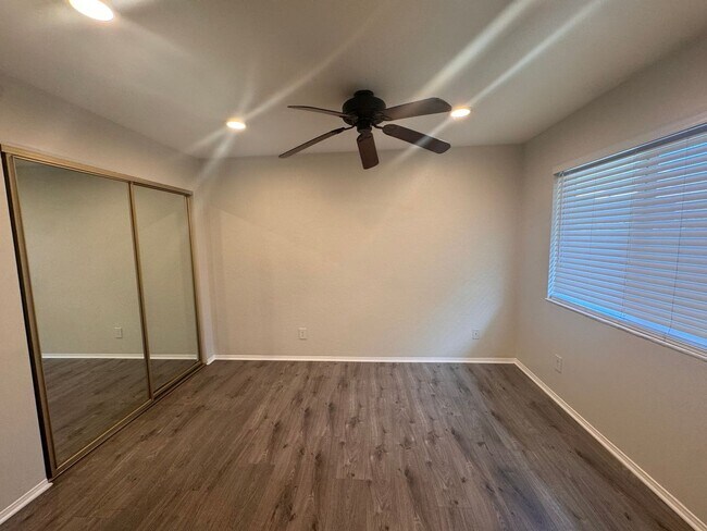 Building Photo - Charming RE-MODELED 3 bed / 2 bath home